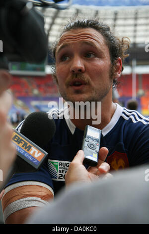 Mosca, Russia. Il 30 giugno 2013. Il capitano francese Vincent Deniau intervistata dalla stampa dopo la perdita per il Keniano cup quarti di finale durante la Coppa del Mondo di Rugby 7s a Luzniki Stadium di Mosca, Russia. Credito: Elsie Kibue / Alamy Live News Foto Stock