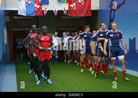 Mosca, Russia. Il 30 giugno 2013. In Kenya e in Francia al tunnel prima il quarto di tazza partita finale durante la Coppa del Mondo di Rugby 7s a Luzniki Stadium di Mosca, Russia. Il Kenya è andato a vincere la partita 24 - 19 che fissano un posto nella tazza semi finali contro l'Inghilterra. Credito: Elsie Kibue / Alamy Live News Foto Stock