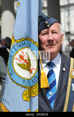 Green Park, London, Regno Unito. Il 30 giugno 2013. L'alfiere del Comando Bombardieri al primo anniversario del memorial nel verde parco. Credito: Matteo Chattle/Alamy Live News Foto Stock