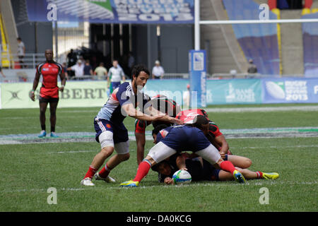 Mosca, Russia. Il 30 giugno 2013. In Kenya e in Francia al tunnel prima il quarto di tazza partita finale durante la Coppa del Mondo di Rugby 7s a Luzniki Stadium di Mosca, Russia. Il Kenya è andato a vincere la partita 24 - 19 che fissano un posto nella tazza semi finali contro l'Inghilterra. Credito: Elsie Kibue / Alamy Live News Foto Stock