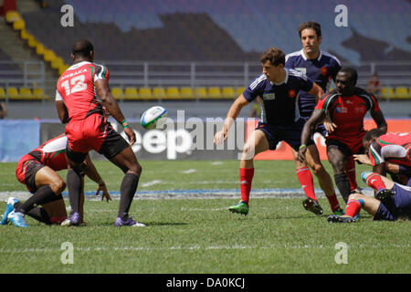 Mosca, Russia. Il 30 giugno 2013. Kenya v Francia nella tazza di quarti di finale per la Coppa del Mondo di Rugby 7s a Luzniki Stadium di Mosca, Russia. Il Kenya è andato a vincere la partita 24 - 19 che fissano un posto nella tazza semi finali contro l'Inghilterra. Credito: Elsie Kibue / Alamy Live News Foto Stock