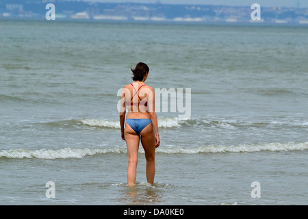 Una donna di camminare sulla spiaggia, Trouville Sur Mer (Calvados, Normandia, Francia). Foto Stock