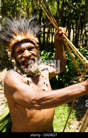 Simbu tradizionale costume del clan, Asaro distretto, vicino a Goroka, Papua Nuova Guinea Foto Stock