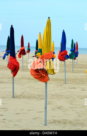 Ombrelloni colorati sulla spiaggia, Deauville (Calvados, Normandia, Francia). Foto Stock