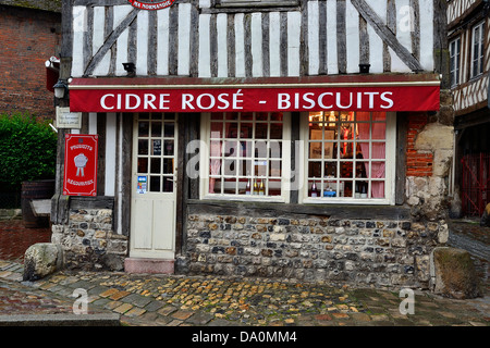 Un negozio (vendita di Norman il sidro di mele e cookie), nella città vecchia di Honfleur (Calvados, Normandia, Francia). Foto Stock