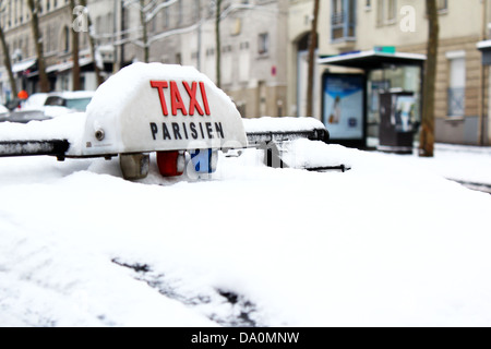 Rare la caduta di neve a Parigi, Francia - 19 gennaio 2013. Tetto Taxi sepolto sotto lo strato della neve. Foto Stock