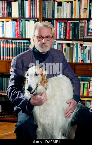 Senior l uomo e il suo cane Foto Stock