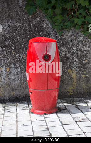 Un tipico moderno rosso francese idrante di fuoco su di una via in Francia Foto Stock