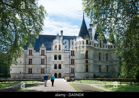 I turisti in visita a Castello di Azay le Rideau nella Valle della Loira, Francia Foto Stock