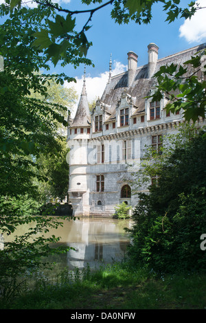 Una vista dello storico castello di Azay le Rideau nella Valle della Loira, in Francia. Incorniciato da alberi da attraverso di esso il fossato Foto Stock