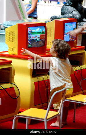 Kid i giochi per computer indise un gioco house presso un centro commerciale per lo shopping Foto Stock