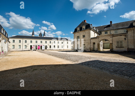 Una vista attraverso il cortile di l'Abbaye Fontevraud su una soleggiata giornata nella Valle della Loira, Francia Foto Stock