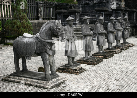 La linea di statue in pietra presso la tomba di Khai Dinh, tonalità, Vietnam, Indocina, sud-est asiatico Foto Stock