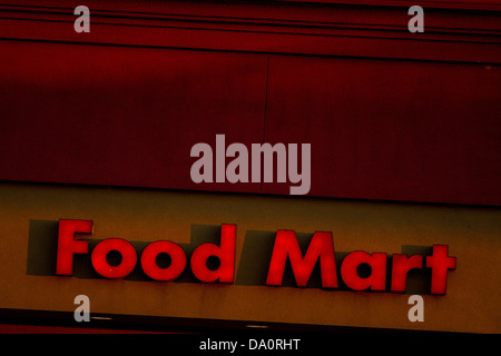 Una Food Mart segno in corrispondenza di una stazione di gas lungo la California's Highway 99 Foto Stock