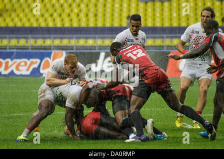 Mosca, Russia. Il 30 giugno 2013. Kenya v Inghilterra corrispondere durante la Coppa del Mondo di Rugby 7s a Luzniki Stadium di Mosca, Russia. Inghilterra è andato a vincere il gioco 12 - 5. Credito: Elsie Kibue / Alamy Live News Foto Stock