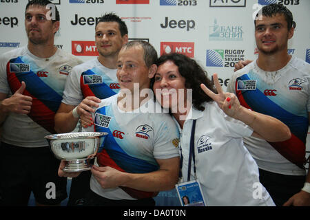 Mosca, Russia. Il 30 giugno 2013. La Russia capitano Alexsandr Ianiushkin con il trofeo coppa dopo aver sconfitto il Giappone 29 - 5 alla Coppa del Mondo di Rugby 7s a Luzniki Stadium di Mosca, Russia. Credito: Elsie Kibue / Alamy Live News Foto Stock