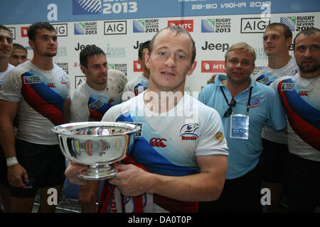 Mosca, Russia. Il 30 giugno 2013. La Russia capitano Alexsandr Ianiushkin con il trofeo coppa dopo aver sconfitto il Giappone 29 - 5 alla Coppa del Mondo di Rugby 7s a Luzniki Stadium di Mosca, Russia. Credito: Elsie Kibue / Alamy Live News Foto Stock