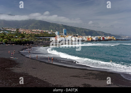 Spiaggia nera di Puerto de la Cruz Tenerife Isole Canarie Spagna Europa Atlantico Foto Stock