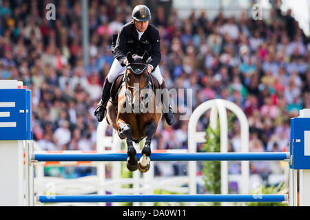 British dressage rider Nick Skelton sul suo cavallo grande stella in azione durante il Showjumping Grand Prix al International Horse Show chio di Aachen, Germania, 30 giugno 2013. Foto: ROLF VENNENBERND Foto Stock