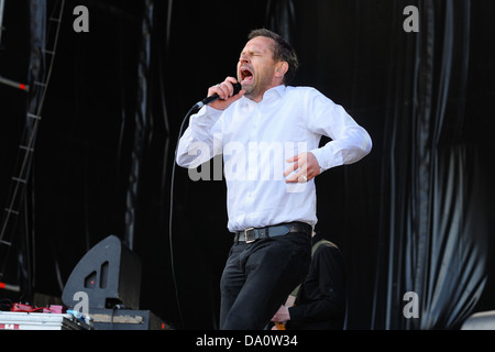 Barcellona - 24 Maggio: Einar Orn Benediktsson, cantante di Ghost banda digitale, esegue presso Heineken Primavera Sound Festival 2013. Foto Stock