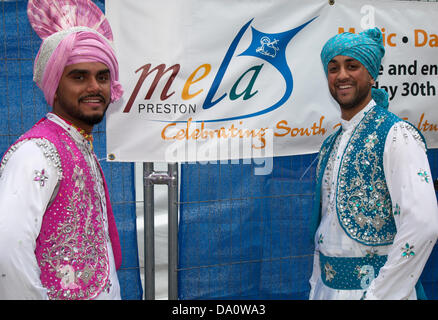 Preston, Regno Unito 30 Giugno, 2013. Almr Panjabiandi & Rohit Swening alla Mela & Festival il partenariato nord-ovest presso il Mercato di bandiera, Preston, Regno Unito una festa di famiglia del sud asiatici cultura. L'evento sponsorizzato da Lancashire County Council è stato aperto dalla signora sindaco consigliere Veronica Afrin. L'evento multiculturale in primo piano la solita combinazione di musica dal vivo, danza, cibo e bancarelle di artigiani, un parco di divertimenti, attività di workshop e un vivace Mela processione attorno al centro della città. Credito: Cernan Elias/Alamy Live News Foto Stock