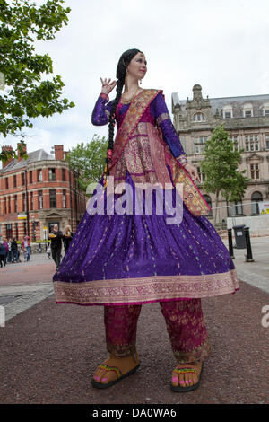 Preston, Regno Unito 30 Giugno, 2013. La Mela & Festival il partenariato nord-ovest presso il Mercato di bandiera, Preston, Regno Unito una festa di famiglia del sud asiatici cultura. L'evento sponsorizzato da Lancashire County Council è stato aperto dalla signora sindaco consigliere Veronica Afrin. L'evento multiculturale in primo piano la solita combinazione di musica dal vivo, danza, cibo e bancarelle di artigiani, un parco di divertimenti, attività di workshop e un vivace Mela processione attorno al centro della città. Credito: Cernan Elias/Alamy Live News Foto Stock