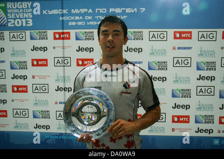 Mosca, Russia. Il 30 giugno 2013. Canada capitano Nathan Hirayama con la piastra dopo aver battuto Samoa 19 - 5 durante la Coppa del Mondo di Rugby 7s a Luzniki Stadium di Mosca, Russia. Credito: Elsie Kibue / Alamy Live News Foto Stock