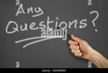 Man mano che puntano a un messaggio su una lavagna. Foto Stock