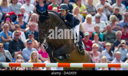 Il tedesco mostrano il ponticello Meredith Michaels-Beerbaum sul suo cavallo Bella Donna in azione durante il Showjumping Grand Prix al International Horse Show chio di Aachen, Germania, 30 giugno 2013. Foto: UWE ANSPACH Foto Stock