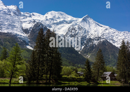 Le Aiguilles di Chamonix e Mont Blanc da Lac des Gaillands, Chamonix, Francia Foto Stock