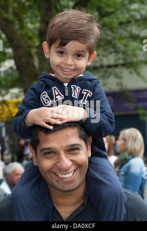 Preston, Regno Unito 30 Giugno, 2013. Felice di spettatori in Mela & Festival il partenariato nord-ovest presso il Mercato di bandiera, Preston, Regno Unito una festa di famiglia del sud asiatici cultura. L'evento sponsorizzato da Lancashire County Council è stato aperto dalla signora sindaco consigliere Veronica Afrin. L'evento multiculturale in primo piano la solita combinazione di musica dal vivo, danza, cibo e bancarelle di artigiani, un parco di divertimenti, attività di workshop e un vivace Mela processione attorno al centro della città. Credito: Cernan Elias/Alamy Live News Foto Stock