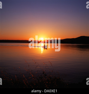 I pescatori del lago di Bolsena al tramonto, Lazio, Italia Foto Stock