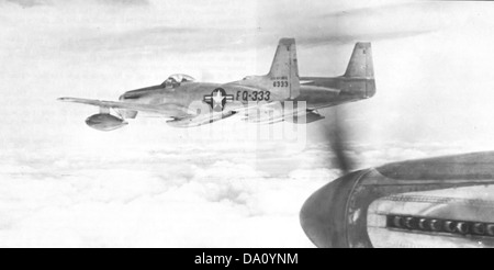 Il 27th Fighter Escort Wing (SLOW) gestiva il North American F-82E Twin Mustang, un caccia bimotore a lungo raggio, fornendo missioni di scorta durante il periodo successivo alla seconda guerra mondiale. Foto Stock