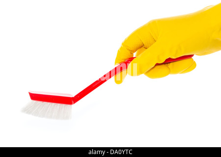 Mano nel guanto di gomma rosso con spazzola lavastoviglie contro uno sfondo bianco Foto Stock