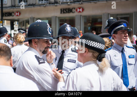 Londra, Regno Unito. Il 29 giugno, 2013. La polizia poliziotti in attesa per la Londra Gay Pride Parade di avviare in Baker Street, Londra. Credito: Nando Machado/Alamy Live News Foto Stock