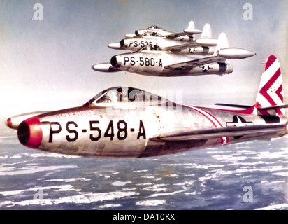 Il Republic F-84B Thunderjet, utilizzato dal 49th Fighter Squadron, era un aereo da caccia a reazione progettato per attacchi al suolo e missioni di superiorità aerea. La variante F-84B-21-RE, con numero di serie 46-5482, fu impiegata durante gli anni della prima guerra fredda. Foto Stock