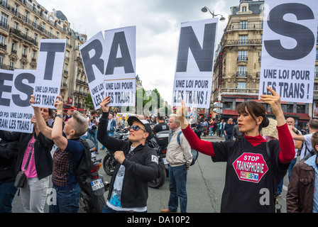 Parigi, Francia, attivismo LGBT, gruppi che detengono segni di protesta, in Annual LGBT Pride Parade, Organizzazione che protesta per i diritti transgender, protesta per i diritti transgender, diritti delle donne, persone gay Pride march, donne manifestanti che marciano per i diritti, contro l'omofobia transphobia Foto Stock