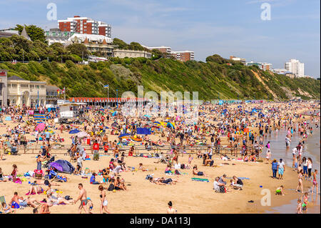 Bournemouth, Regno Unito. Il 30 giugno, 2013. Migliaia di persone scendono sulla spiaggia di Bournemouth per godersi il sole e il caldo. Credito: Paul Chambers/Alamy Live News Foto Stock