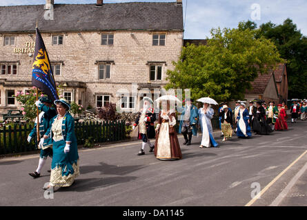 Nailsworth GLOUCESTERSHIRE REGNO UNITO. Il 28 giugno, 2013. Il 28 giugno, 2013. L Antica e onorevole Guild of Town Criers campionati UK.sfilata di Town Criers prima della data di inizio del loro credito campionati: charlie bryan/Alamy Live News Foto Stock