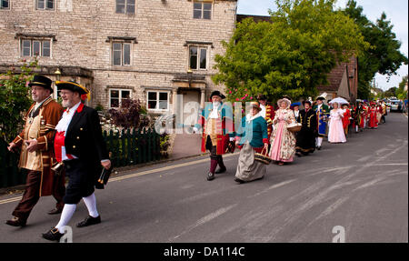 Nailsworth GLOUCESTERSHIRE REGNO UNITO. Il 28 giugno, 2013. Il 28 giugno, 2013. L Antica e onorevole Guild of Town Criers campionati UK.sfilata di Town Criers prima della data di inizio del loro credito campionati: charlie bryan/Alamy Live News Foto Stock