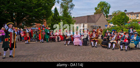 Nailsworth GLOUCESTERSHIRE REGNO UNITO. Il 28 giugno, 2013. Il 28 giugno, 2013. L Antica e onorevole Guild of Town Criers campionati UK.sfilata di Town Criers prima della data di inizio del loro credito campionati: charlie bryan/Alamy Live News Foto Stock