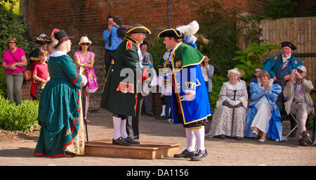 Nailsworth GLOUCESTERSHIRE REGNO UNITO. Il 28 giugno, 2013. L Antica e onorevole Guild of Town Criers Campionati del Regno Unito. La vittoria finale vincitore il sig. Mark Wylie La Calne,Wiltshire,Town Crier.essendo presentato con il premio ricevuto dal sig. Anthony Evans, Nailsworth's Town Crier Foto Stock