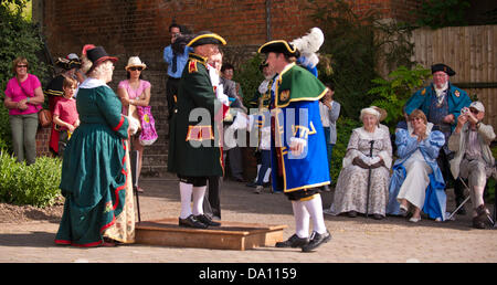 Nailsworth GLOUCESTERSHIRE REGNO UNITO. Il 28 giugno, 2013. L Antica e onorevole Guild of Town Criers Campionati del Regno Unito. La vittoria finale vincitore il sig. Mark Wylie La Calne,Wiltshire,Town Crier.essendo presentato con il premio ricevuto dal sig. Anthony Evans, Nailsworth's Town Crier Foto Stock