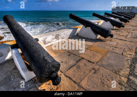 I cannoni che si affaccia da Cape Coast Castle. Cape Coast Castle è una fortificazione in Ghana costruito da svedese per gli operatori commerciali. Foto Stock