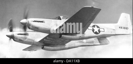 Il North American XP-82 Twin Mustang, numero di serie 44-83887, era un caccia sperimentale a lungo raggio sviluppato durante la seconda guerra mondiale. Combinando due aeroplani P-51 Mustang, era caratterizzato da una maggiore autonomia e potenza di fuoco. L'XP-82 è stato progettato per missioni di scorta di bombardieri e di attacco al suolo, ma non ha mai visto il combattimento. Servì come prototipo per i futuri progetti di caccia multi-motore della U.S. Air Force. Foto Stock