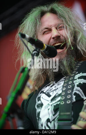 San Bernardino, in California, Stati Uniti d'America. Il 30 giugno 2013. Musicista-TROY SANDERS, bassista per Mastodon, la heavy metal band di Atlanta, Georgia, esibirsi sul palco principale al Mayhem Festival 2013, San Manuel anfiteatro di San Bernardino, California, USA, Giugno 29, 2013...immagine credito cr Scott Mitchell/ZUMA premere (immagine di credito: credito: Scott Mitchell/ZUMAPRESS.com/Alamy Live News) Foto Stock