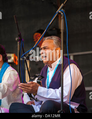 Preston, Regno Unito 30 Giugno, 2013. Il Preston Mela è una vibrante celebrazione del sud asiatici cultura riempito la bandiera del mercato e mercato coperto con i suoni di moderno e tradizionale musica. Divertimento e danza provenienti da tutto il mondo hanno preso posto a fianco di un forte elemento comunitario dotato di prestazioni da musicisti locali e gruppi di ballo. La Mela è anche ben noto per il suo sud aromatica cucina asiatica. Credito: Cernan Elias/Alamy Live News Foto Stock