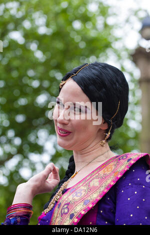 Preston, Regno Unito 30 Giugno, 2013. La Mela & Festival il partenariato nord-ovest presso il Mercato di bandiera, Preston, Regno Unito una festa di famiglia del sud asiatici cultura. L'evento sponsorizzato da Lancashire County Council è stato aperto dalla signora sindaco consigliere Veronica Afrin. L'evento multiculturale in primo piano la solita combinazione di musica dal vivo, danza, cibo e bancarelle di artigiani, un parco di divertimenti, attività di workshop e un vivace Mela processione attorno al centro della città Foto Stock