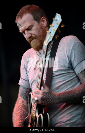 San Bernardino, in California, Stati Uniti d'America. Il 30 giugno 2013. Musicista-BRENT CERVE, chitarrista per Mastodon, la heavy metal band di Atlanta, Georgia, esibirsi sul palco principale al Mayhem Festival 2013, San Manuel anfiteatro di San Bernardino, California, USA, Giugno 29, 2013...immagine credito cr Scott Mitchell/ZUMA premere (immagine di credito: credito: Scott Mitchell/ZUMAPRESS.com/Alamy Live News) Foto Stock