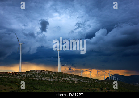 Tempesta proveniente a una fattoria eolica in Eubea (Evvoia) Island, Grecia centrale. Foto Stock